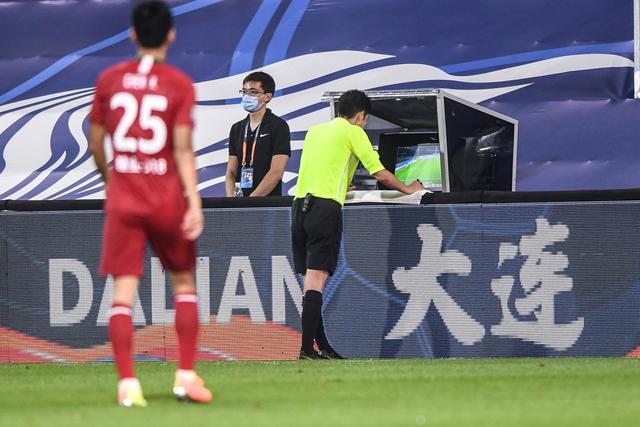 意甲-奥卡福尔绝杀拉齐奥3张红牌 AC米兰1-0胜